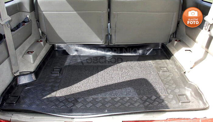 Vana do kufru přesně pasuje do zavazadlového prostoru modelu auta Nissan Patrol 1998-